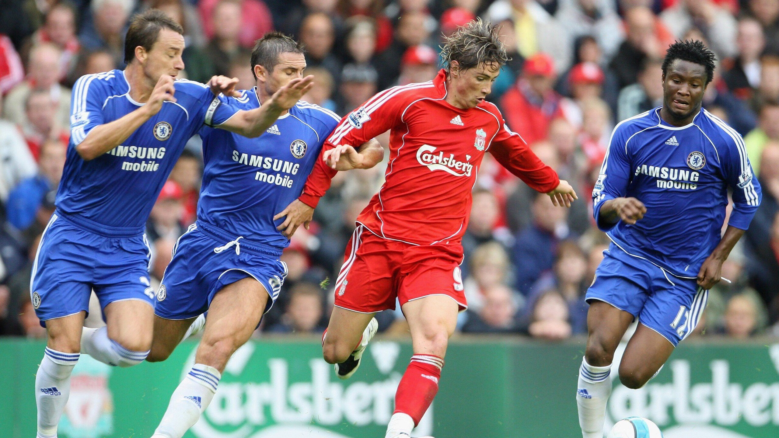 图卢兹通过快速边路传中形成威胁，图卢兹insa