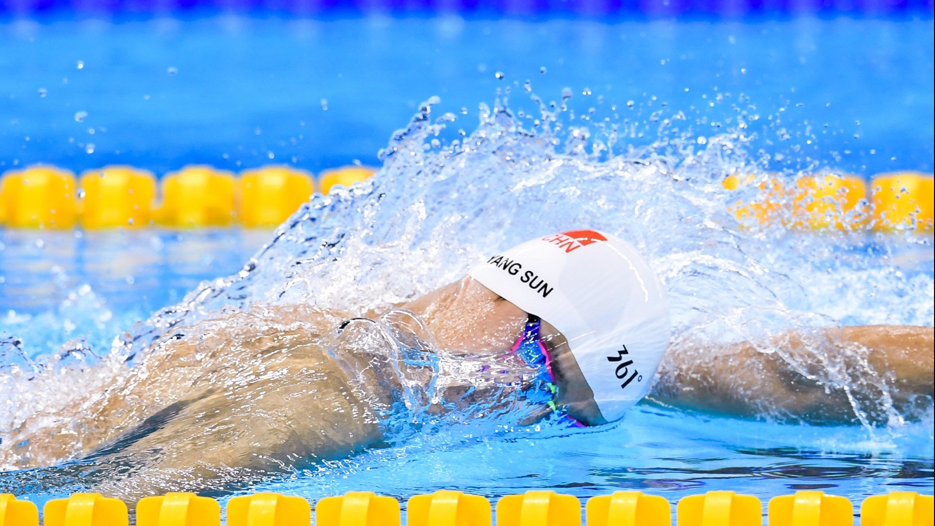 汉堡篮球赛火热进行，欧洲青年队伍激烈厮杀